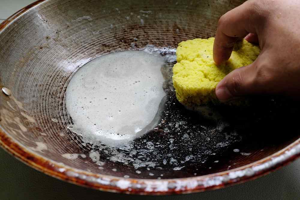 Enlever la rouille avec une éponge abrasive