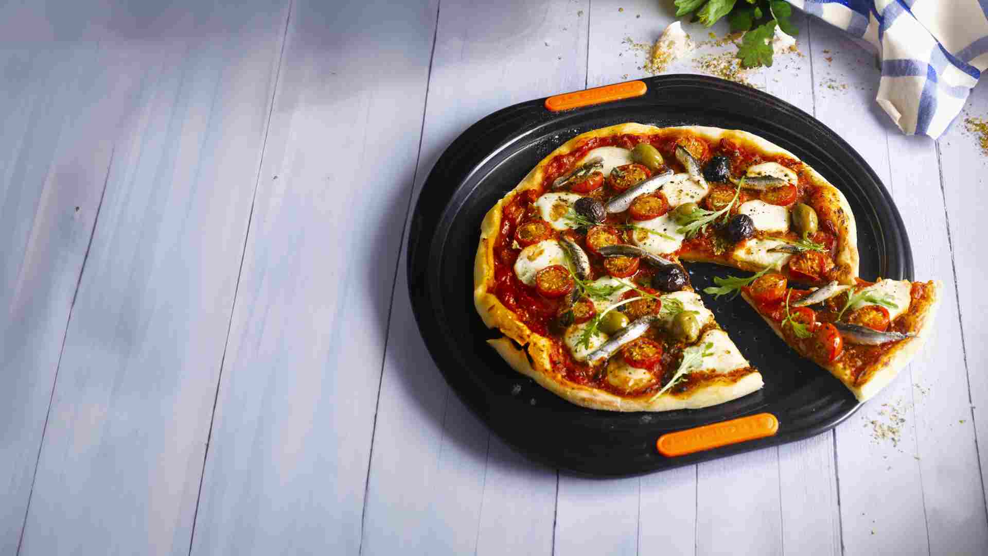 Pizza aux herbes et au prosciutto avec sauce tomate